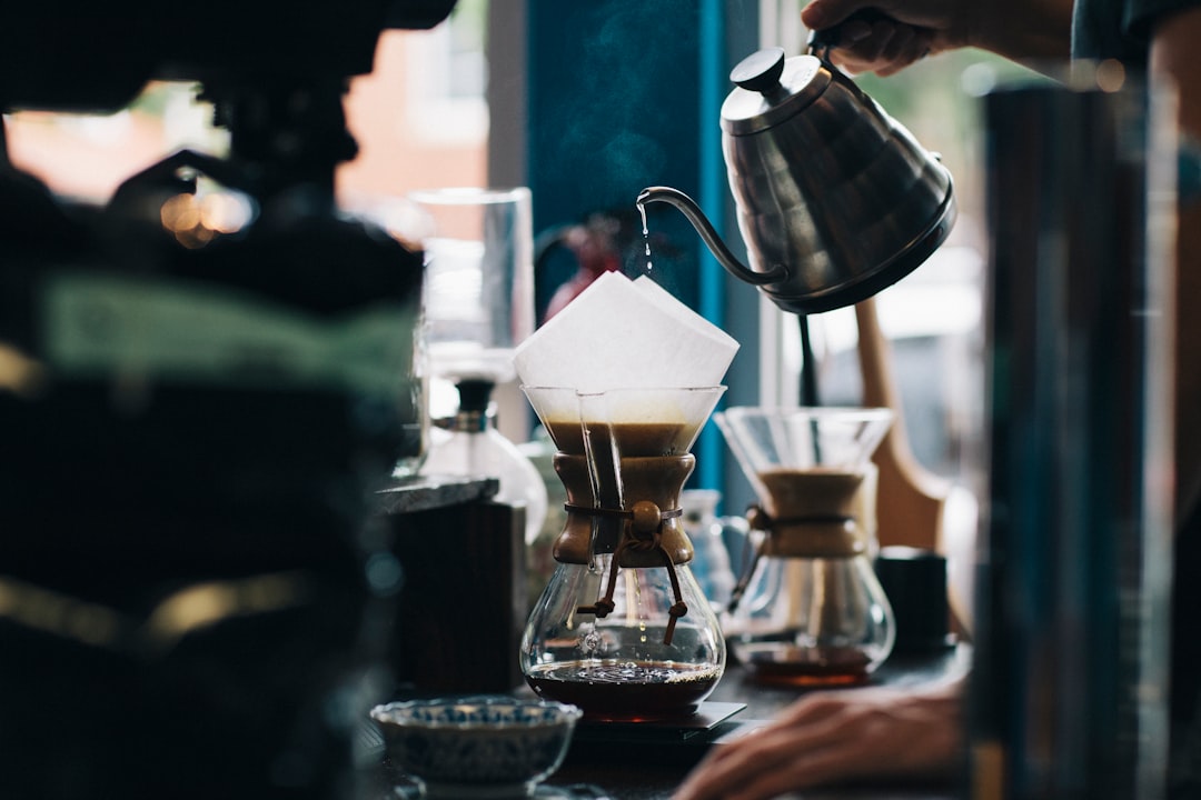 コーヒーをドリップする様子