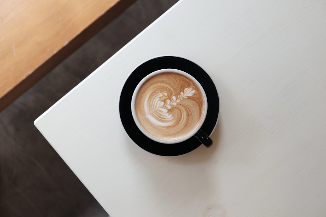 カップに注がれたデカフェコーヒーの一杯のイメージ
