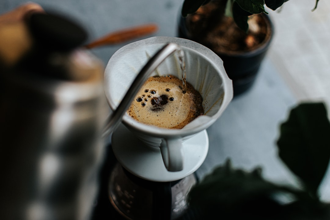 デカフェのコーヒーをハンドドリップで淹れているところ